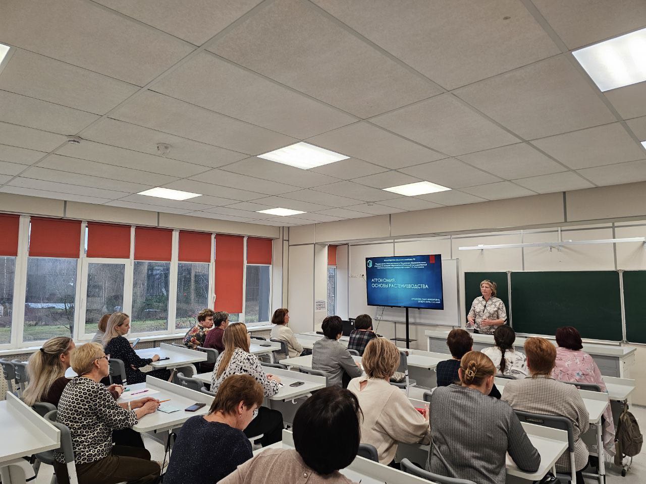 photo 5260504995759591332 y